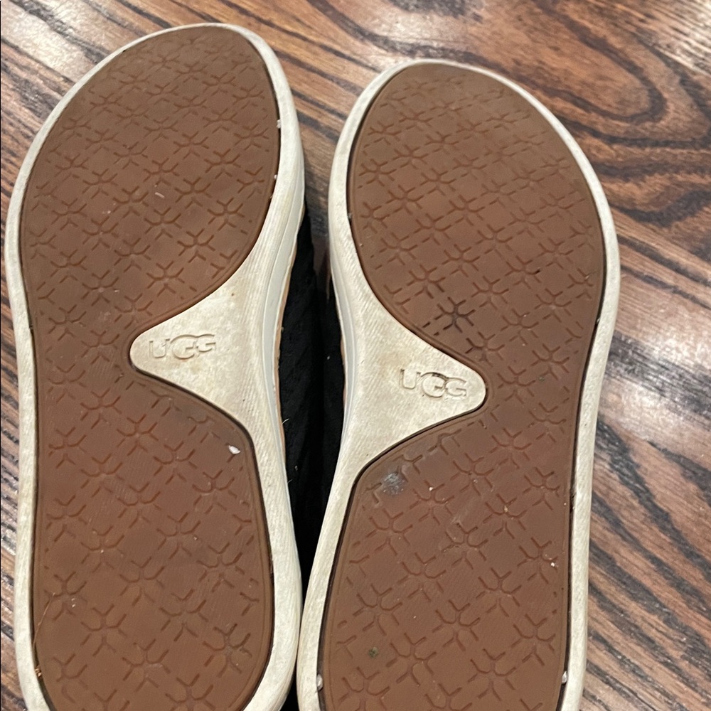 UGG sz 7.5 pull on black tan white woven sneakers flats - Picture 9 of 10